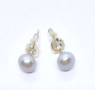 Studs White Pearl Small